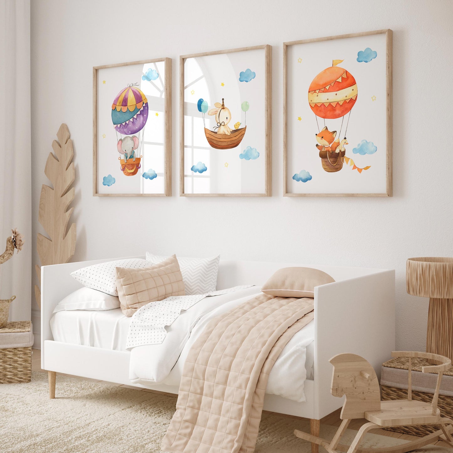 Posterset Himmelsstürmer Elefant, Hase und Fuchs A4 & A3 zeigt Tiere in Heißluftballons, passend für skandinavische Kinderzimmerdekoration. Enthält drei handgemalte, digitalisierte Holzrahmen-Drucke.