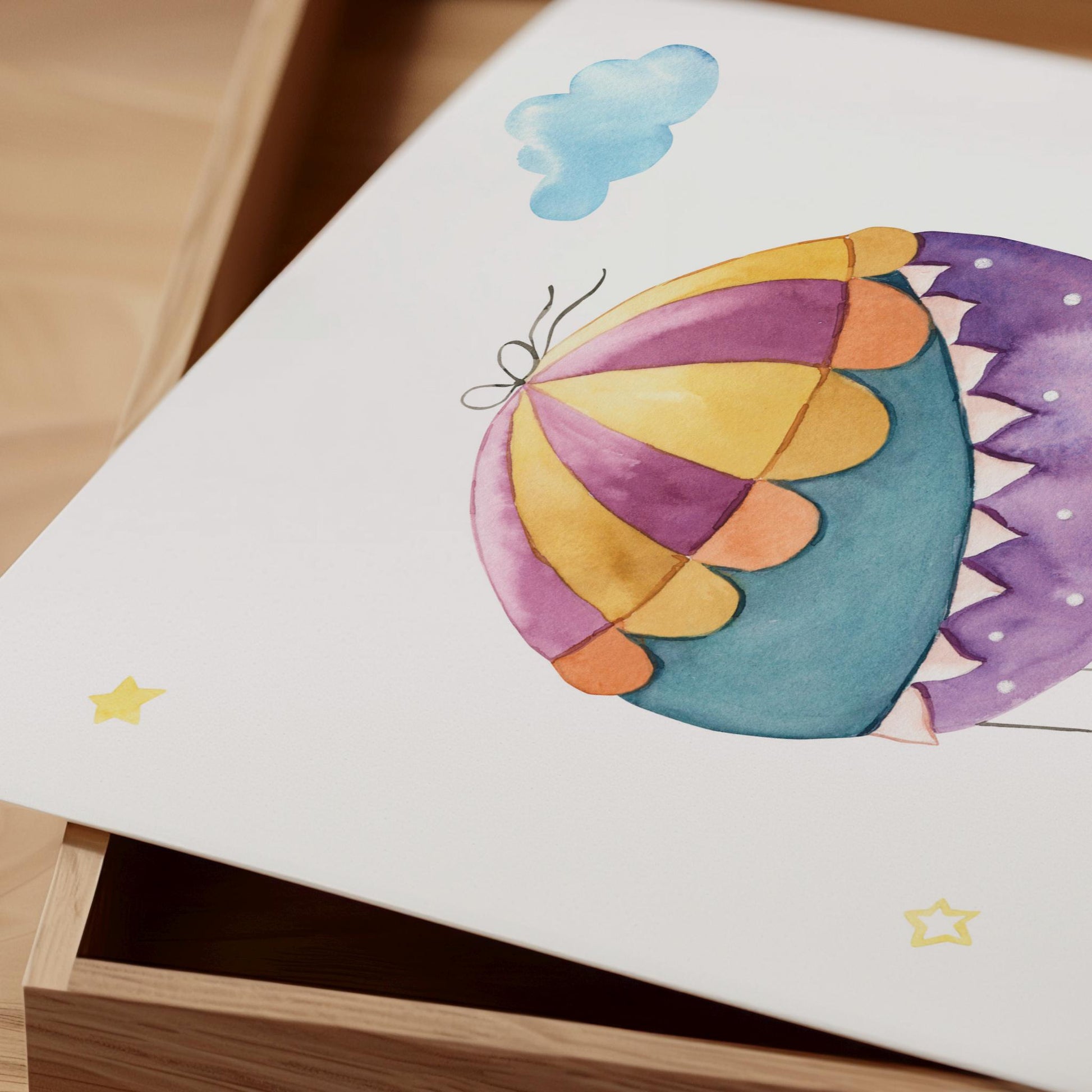 Das Posterset Himmelsstürmer Elefant, Hase und Fuchs zeigt Aquarellmotive auf Naturpapier: ein Zeltmotiv mit Wolke und Sternen, ideal für Kinderzimmerdeko.