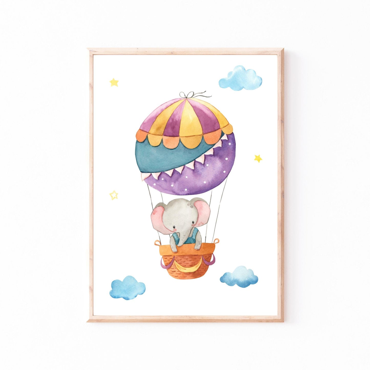 Posterset Himmelsstürmer mit Aquarell-Elefant im Heißluftballon, gelb-lila-türkis gemustert, in Holzrahmen. Ideal für Kinderzimmerdeko oder als Geschenk.