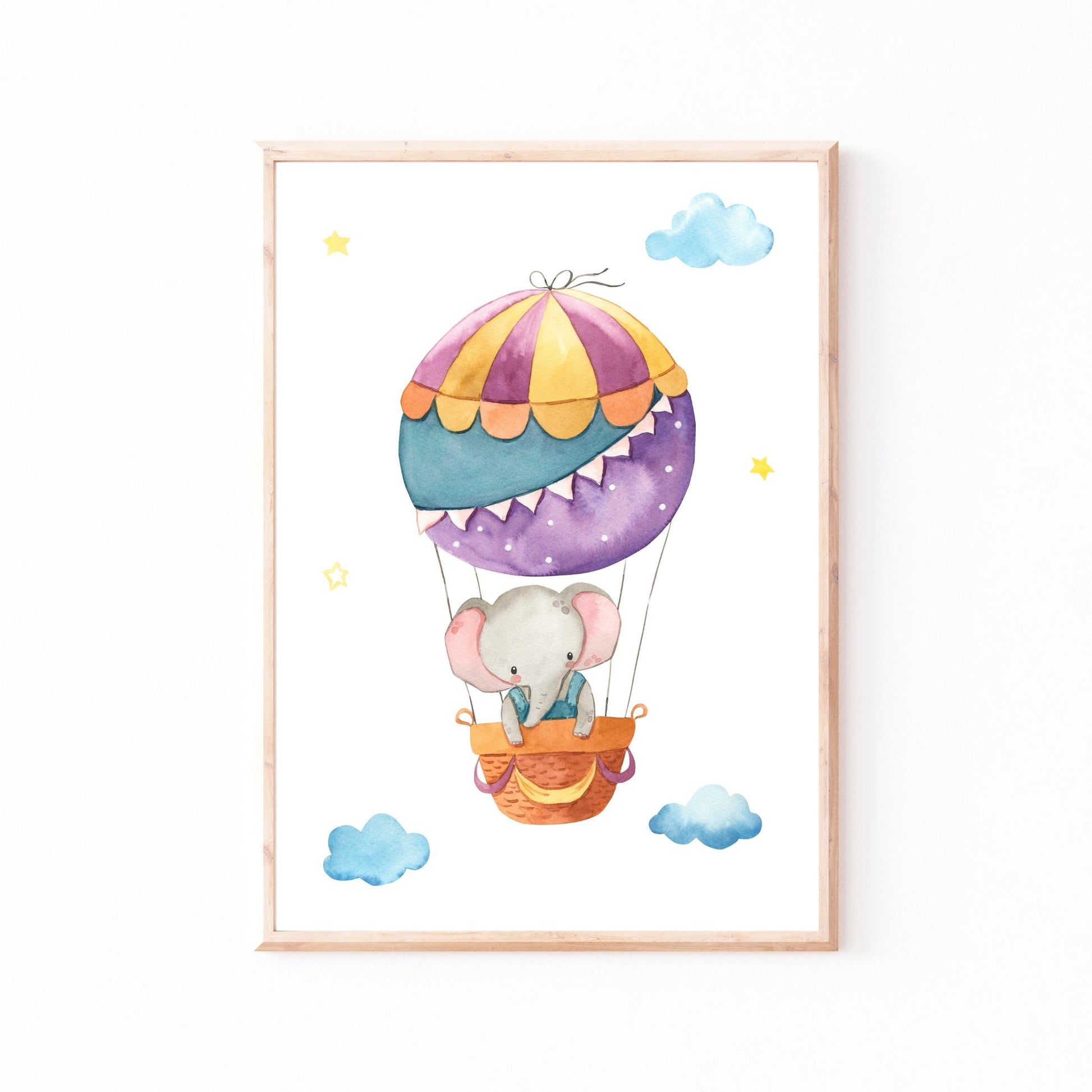 Posterset Himmelsstürmer mit Aquarell-Elefant im Heißluftballon, gelb-lila-türkis gemustert, in Holzrahmen. Ideal für Kinderzimmerdeko oder als Geschenk.