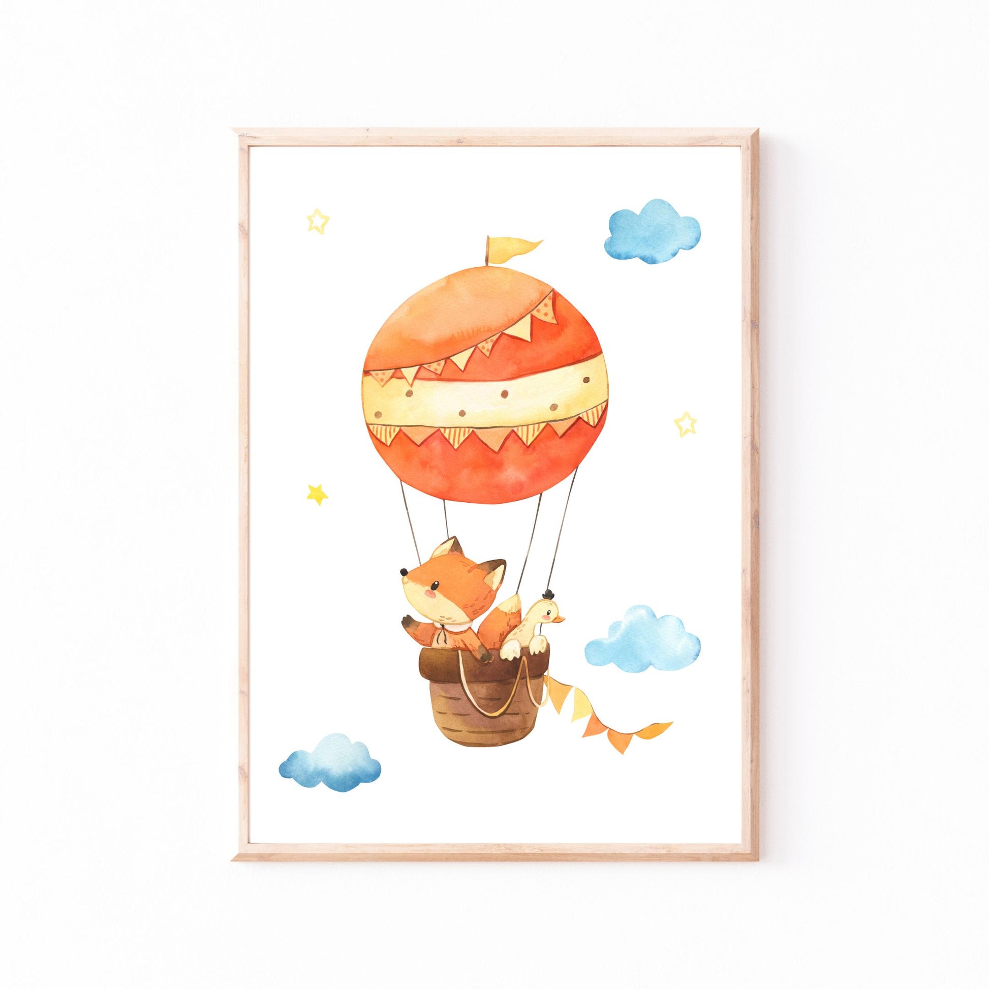 Posterset Himmelsstürmer Elefant, Hase und Fuchs A4 & A3: Fuchs und Ente im Heißluftballon, umgeben von Wolken und Sternen, in Holzrahmen. Ideal als Kinderzimmerdeko.