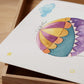 Namensposter personalisiert im 3er Set zeigt handgemalte Heißluftballon-Illustration mit Fuchs und Bär, perfekt als Kinderzimmer-Deko oder Geschenk zur Geburt.