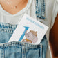 Person trägt blaue Latzhose mit Personalisierte Geburtstagskarte Elefant A6 im Frontfach, zeigt Herzlichen Glückwunsch, Nummer 1, Elefant Illustration.