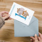 Hände halten einen Umschlag mit der Personalisierte Geburtstagskarte Elefant A6, die einen Elefanten auf einer „1“ zeigt, personalisierbar mit Namen.