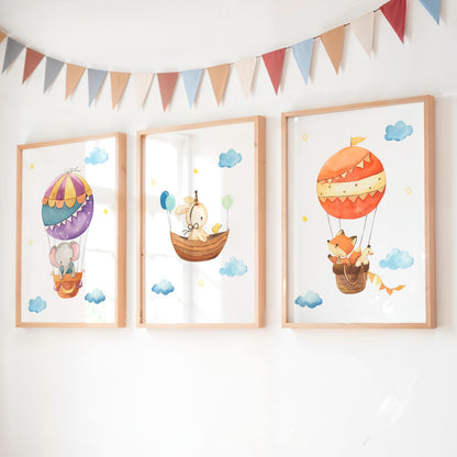 Posterset Himmelsstürmer Elefant, Hase und Fuchs A4 & A3: Drei Aquarell-Drucke mit Tieren im Himmel, dekoriert mit Wimpelgirlande, ideal für Kinderzimmer.
