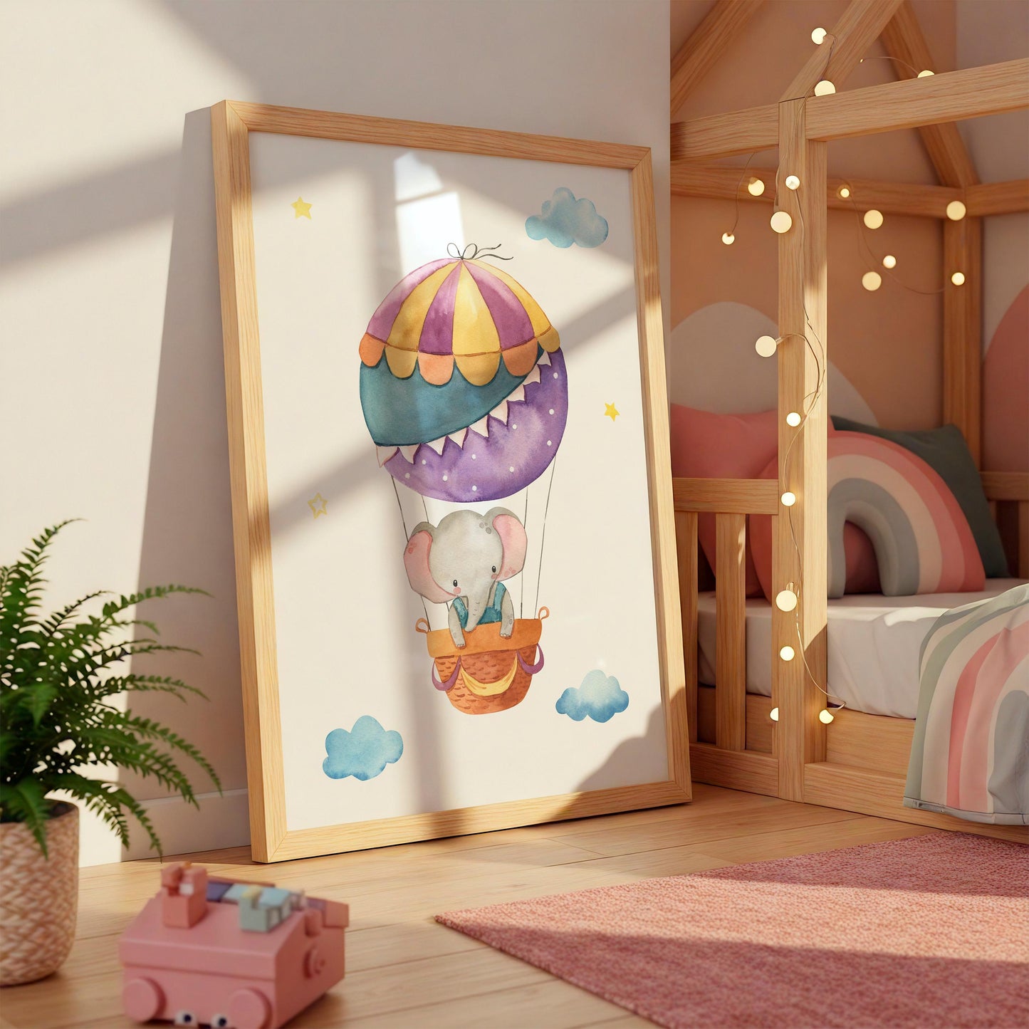 Posterset Himmelsstürmer Elefant, Hase und Fuchs A4 & A3 im Kinderzimmer mit Elefant im Heißluftballon-Poster, Hausbett mit Lichterkette und Pflanze.