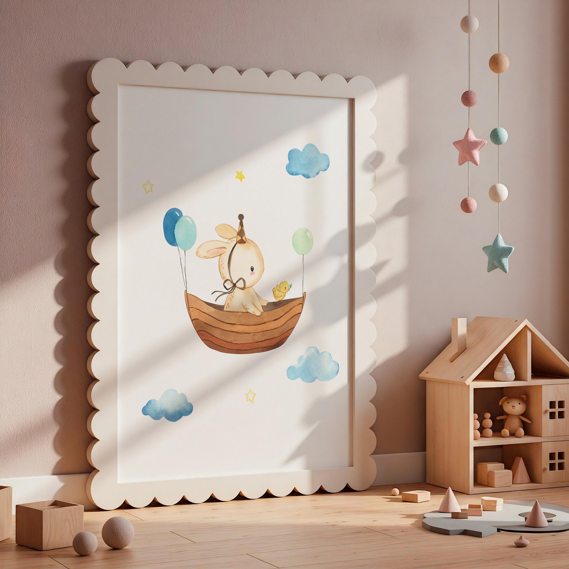Posterset Himmelsstürmer Elefant, Hase und Fuchs A4 & A3: Kinderzimmerdeko mit handgemaltem Hasen-Illustration im Holzboot, ergänzt durch pastellfarbene Filzkugeln und Holzspielzeug.