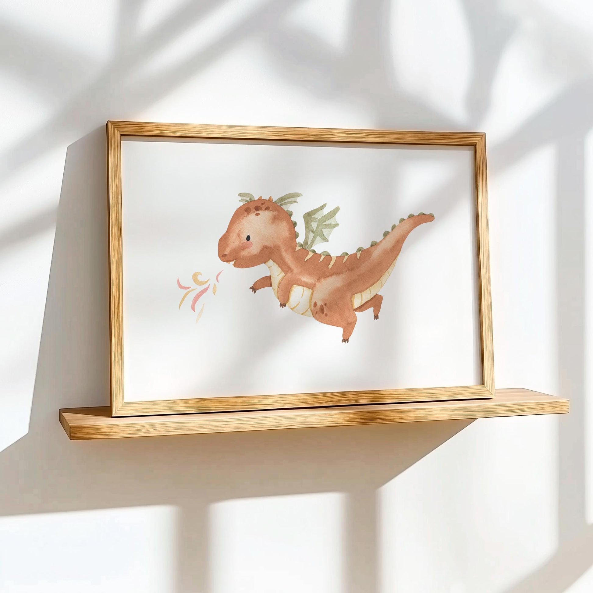 Poster Feuerdrache A3 & A4: Cartoon-Drache mit Flamme auf Holzregal, ideal als Kinderzimmerdeko. Handgemalt, auf hochwertigem, mattem Naturpapier gedruckt.