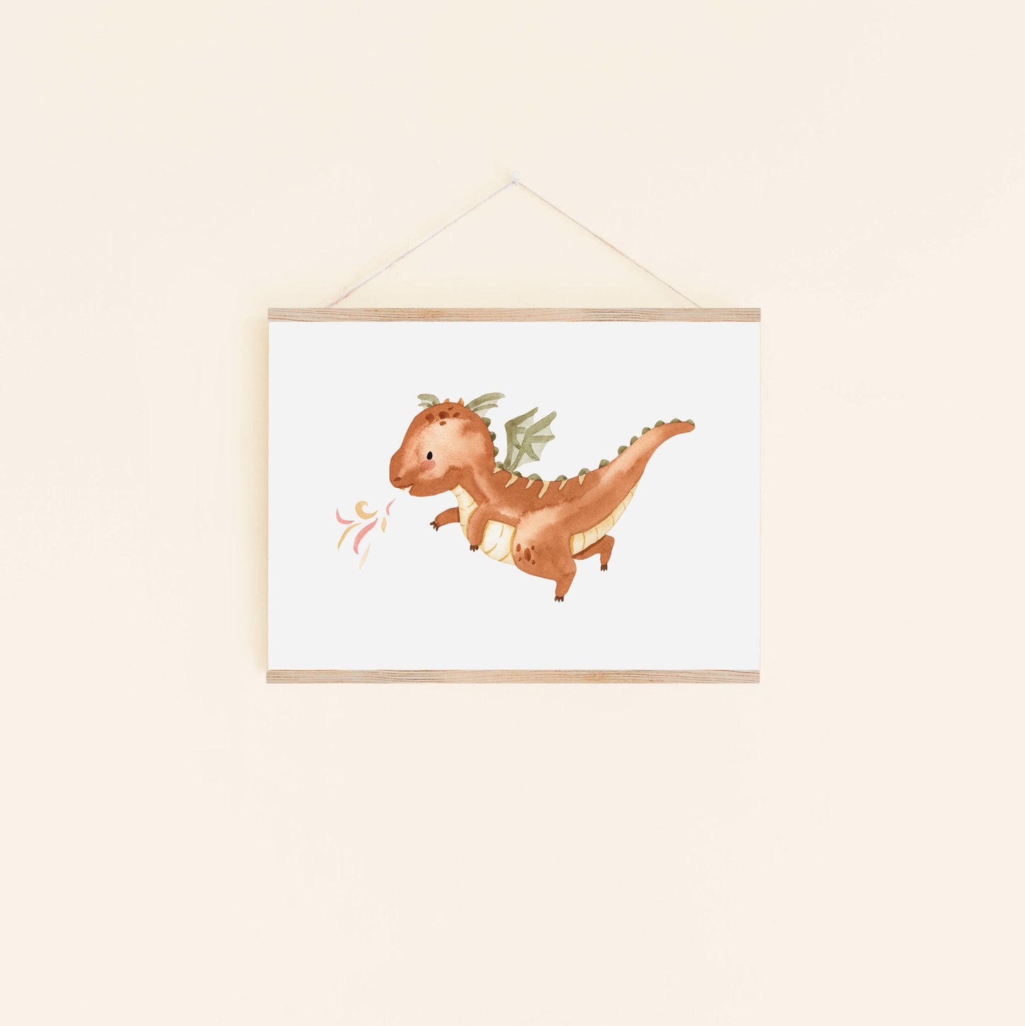 Poster Feuerdrache A3 & A4: Wasserfarbenillustration eines kleinen, orangefarbenen Drachen mit grünen Flügeln, der bunte Flammen pustet, ideal für Kinderzimmerdeko.