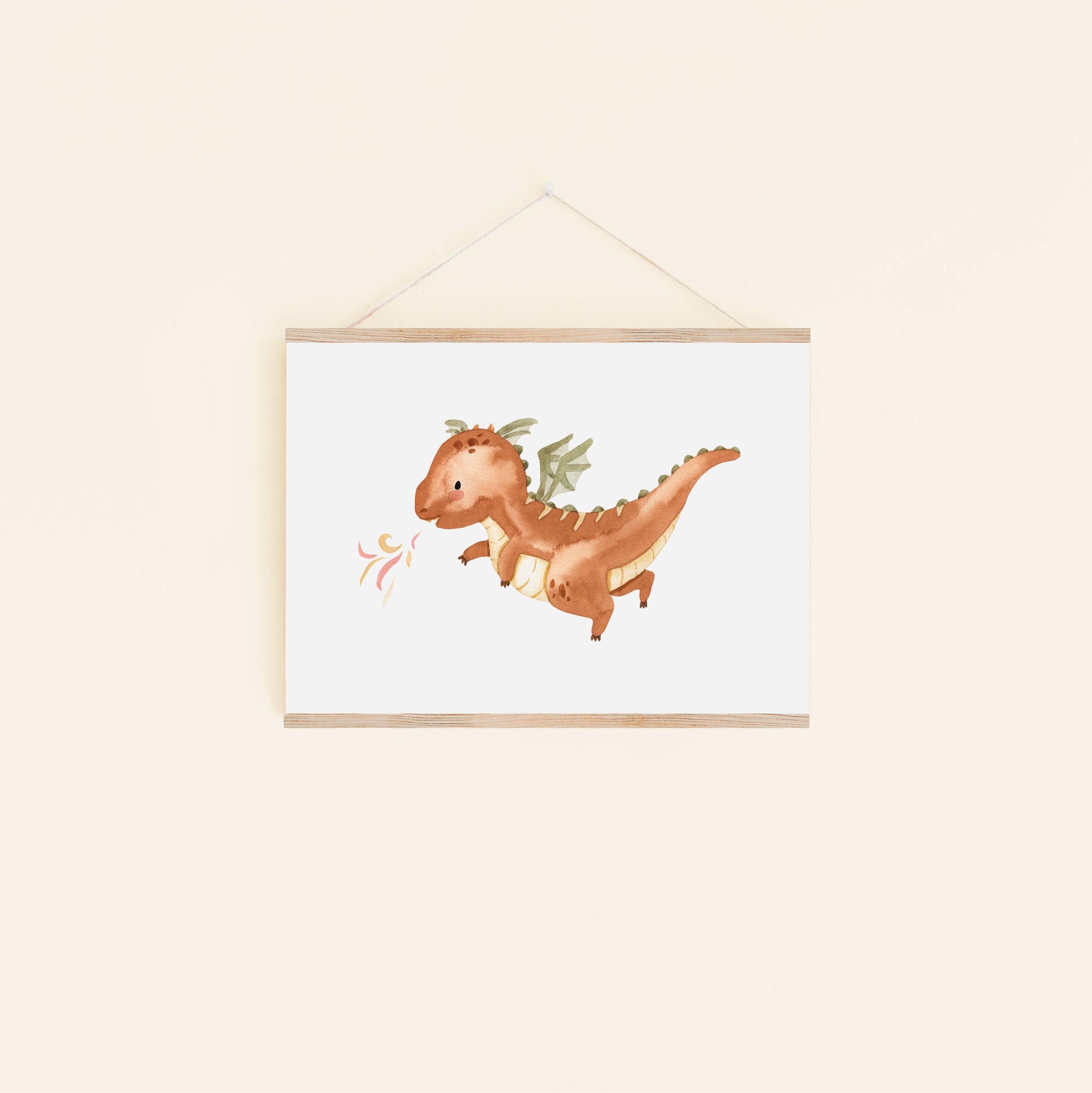 Poster Feuerdrache A3 & A4: Wasserfarbenillustration eines kleinen, orangefarbenen Drachen mit grünen Flügeln, der bunte Flammen pustet, ideal für Kinderzimmerdeko.
