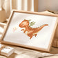 Poster Feuerdrache A3 & A4 in hellem Holzrahmen, zeigt kleinen Drachen mit grünlichen Flügeln und Flammen, auf neutralem Tuch neben Geschenkbox und Vase.