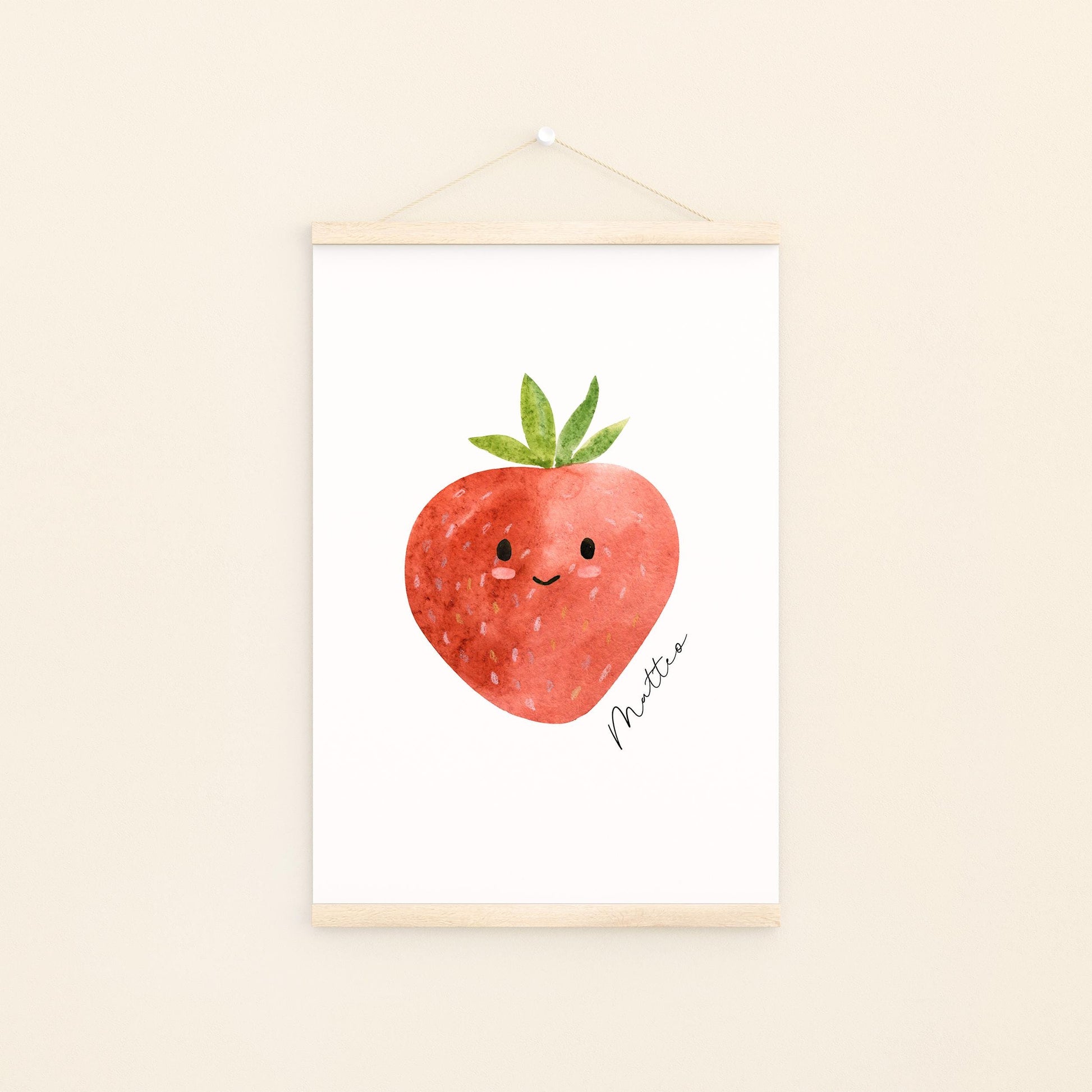 Namensposter Erdbeere A3 & A4: Ein Poster mit lächelnder Erdbeere, handgemalt, personalisierbar, an Holzleisten hängend, ideal für Kinderzimmerdekoration.