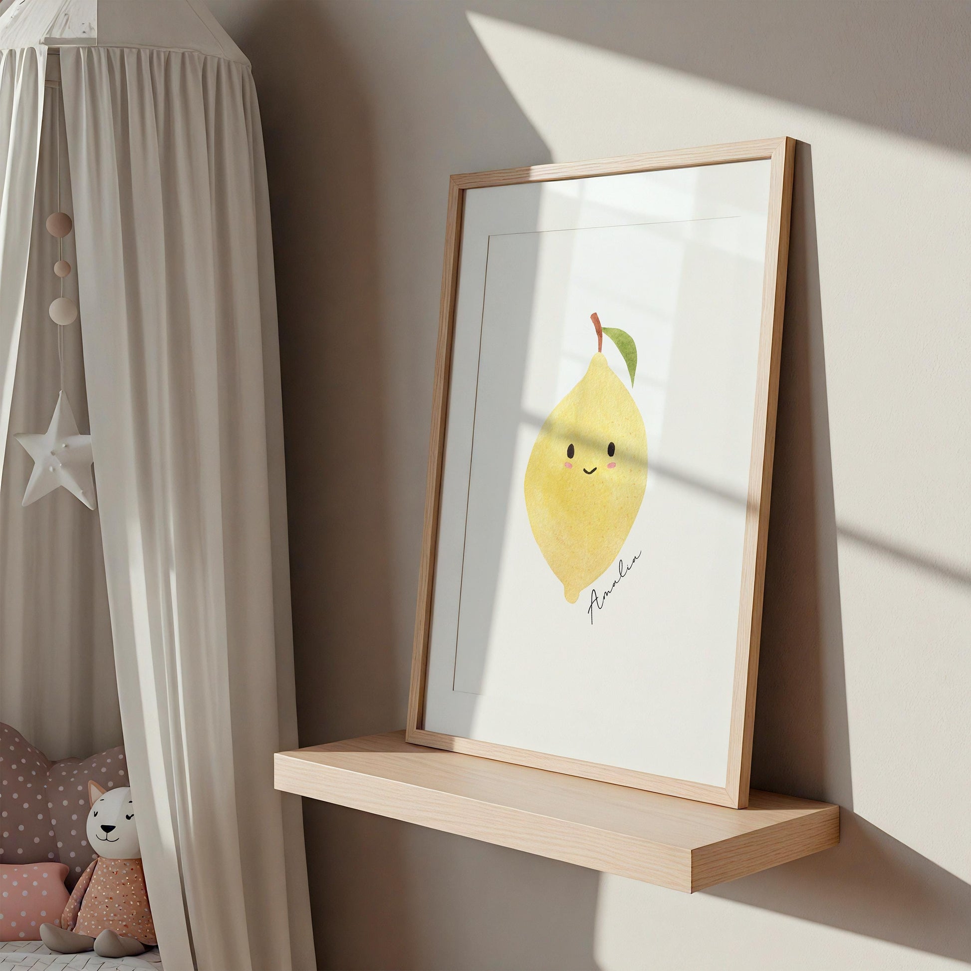 Namensposter Zitrone A3 & A4 auf schwebendem Holzregal, zeigt illustrierten Zitronencharakter mit Name Amelia. Ideal für Kinderzimmer, personalisierbar.