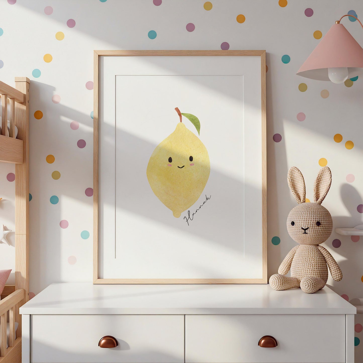 Namensposter Zitrone A3 & A4: Bild eines lächelnden gelben Obstes in Holzrahmen, umgeben von sanfter Kinderzimmerdekoration. Personalisierbar mit Namen und Geburtsdaten.