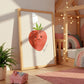 Namensposter Erdbeere A3 & A4 in Holzrahmen, personalisiert mit „Amalia“, illustriert mit einer lächelnden Erdbeere, passt perfekt in ein Kinderzimmer.