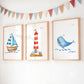 Posterset Boot Leuchtturm Wal A3 & A4: Drei Holzrahmenbilder zeigen ein Segelboot, einen Leuchtturm und einen Wal, mit pastellfarbenen Wimpeln darüber, an weißer Wand.