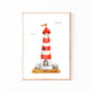Leuchtturm Poster in Aquarellstil mit rot-weiß gestreiftem Turm und rotem Dach, auf sandigem Felsen, umgeben von fliegenden Möwen, ohne Rahmen.