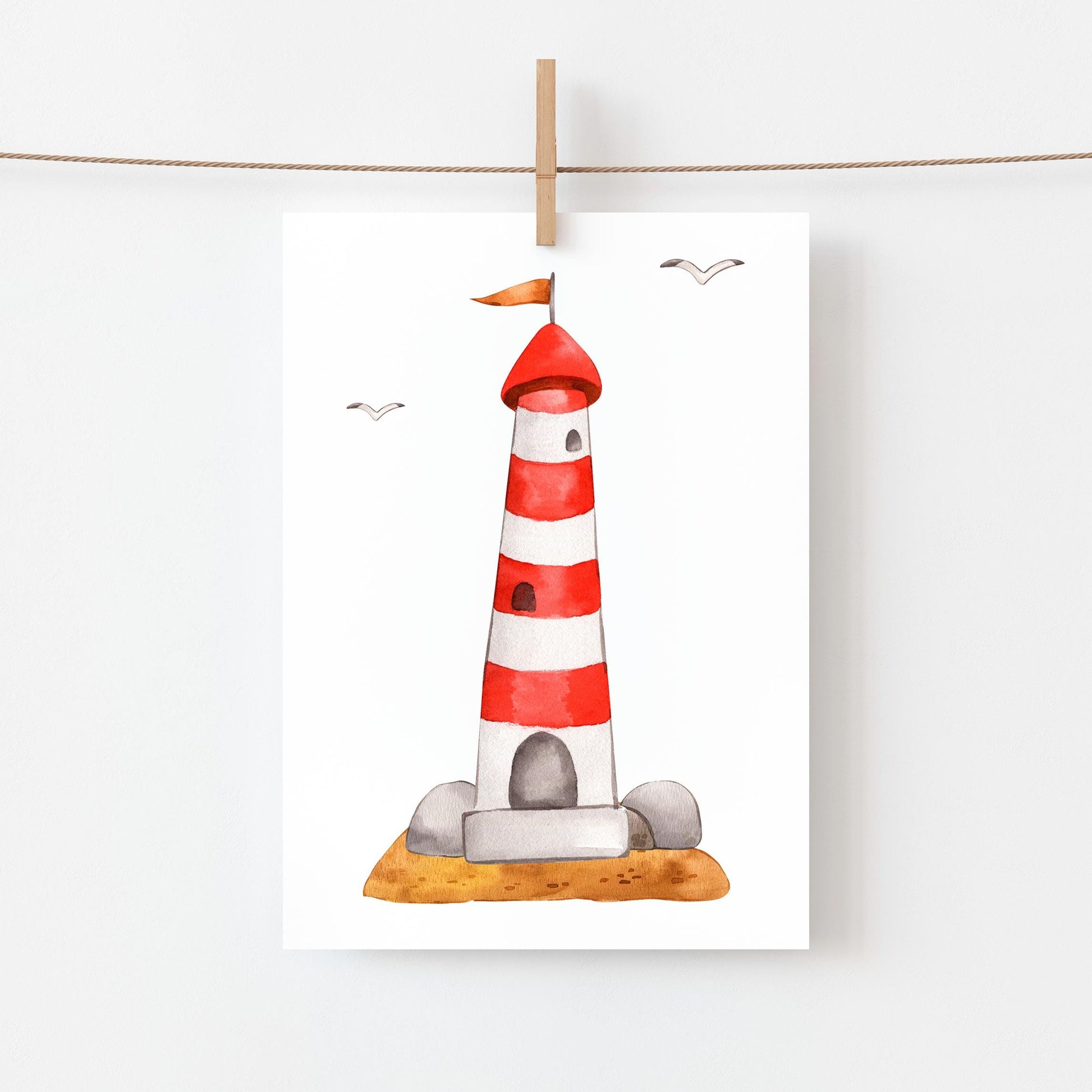 Postkarte Leuchtturm A6 zeigt ein handgemaltes Bild eines rot-weißen Leuchtturms mit Seemöwen, gedruckt auf hochwertigem 300g Naturpapier, ideal für maritime Grüße.