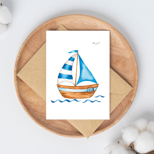 Postkarte Segelboot A6 auf hölzernem Tablett, zeigt ein Segelboot-Aquarell auf blauen Wellen, mit Umschlag und Baumwollzweigen dekoriert.