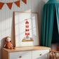 Leuchtturm Poster auf Holzkommode im Kinderzimmer, neben gestrickter Puppe und orangefarbener Wimpelkette, mit maritimem Flair und skandinavischem Design.