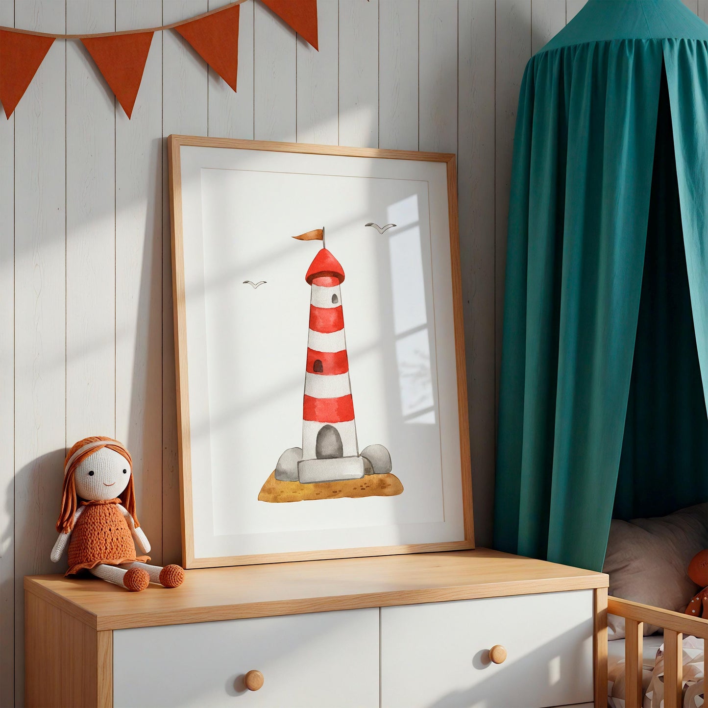 Leuchtturm Poster auf Holzkommode im Kinderzimmer, neben gestrickter Puppe und orangefarbener Wimpelkette, mit maritimem Flair und skandinavischem Design.