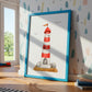 Leuchtturm Poster in blauem Rahmen, illustriert mit einem rot-weiß gestreiften Leuchtturm und Möwen, aufgestellt auf Holzboden in einem Kinderzimmer.