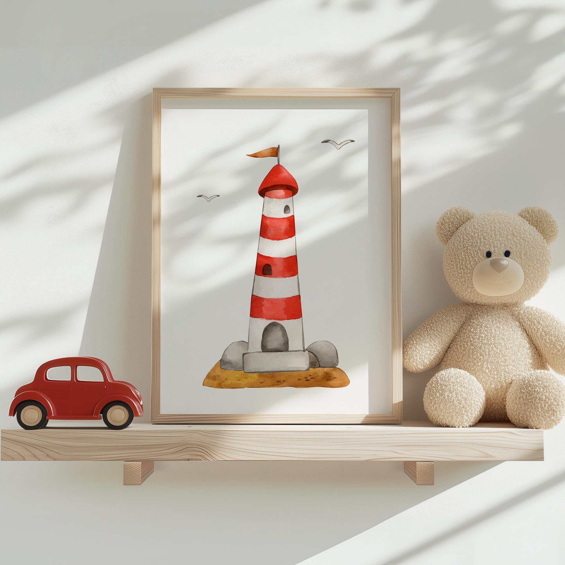 Leuchtturm Poster im Holzrahmen auf Regal, neben rotem Spielzeugauto und beigem Teddybär, in sonnendurchflutetem Raum, ideal für skandinavische Kinderzimmer.