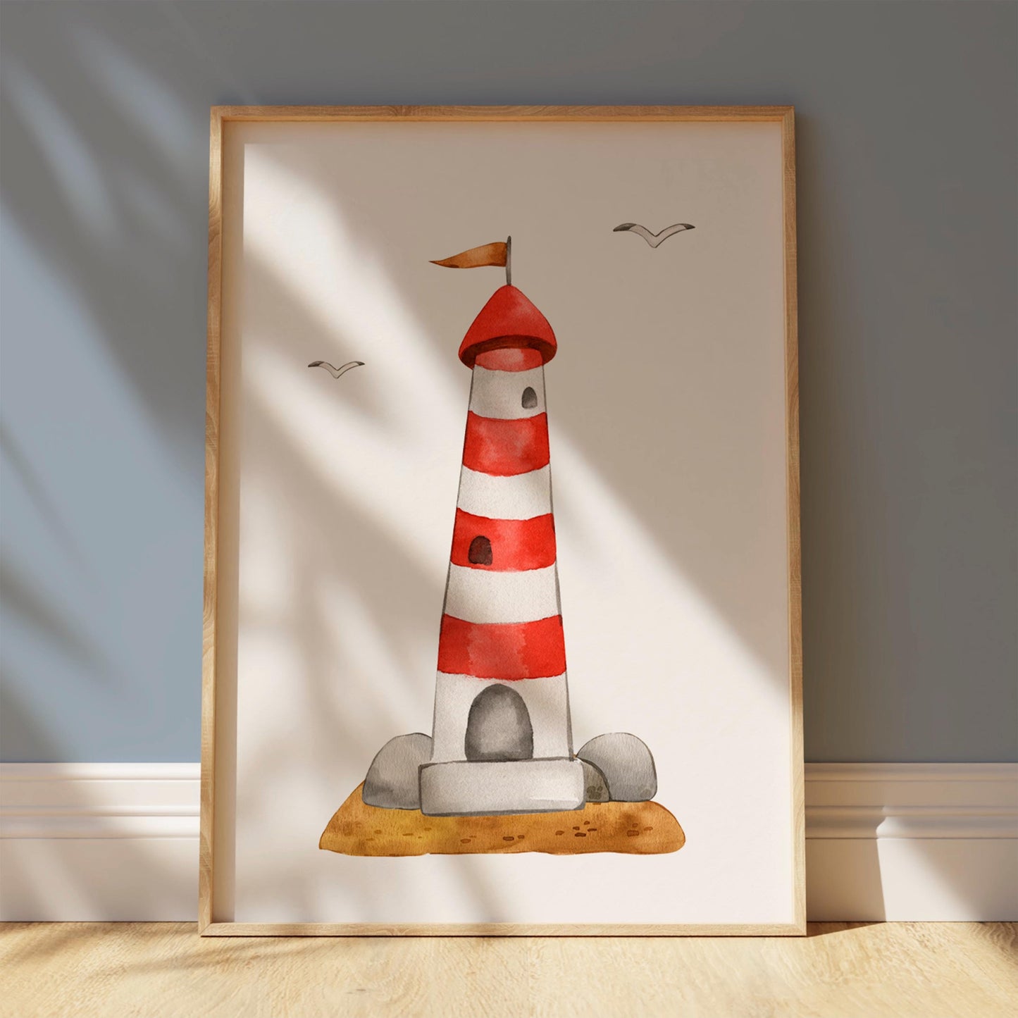 Leuchtturm Poster in Aquarellstil, gerahmt in hellem Holz. Zeigt rot-weiß gestreiften Leuchtturm mit orangefarbenem Wimpel, umkreist von stilisierten Möwen.