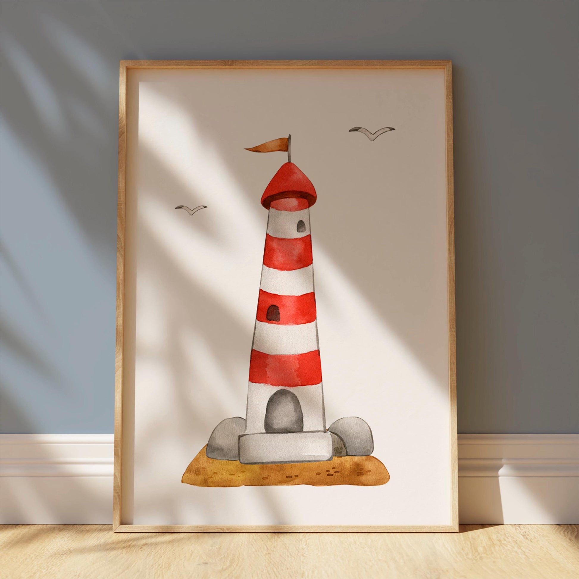 Leuchtturm Poster in Aquarellstil, gerahmt in hellem Holz. Zeigt rot-weiß gestreiften Leuchtturm mit orangefarbenem Wimpel, umkreist von stilisierten Möwen.