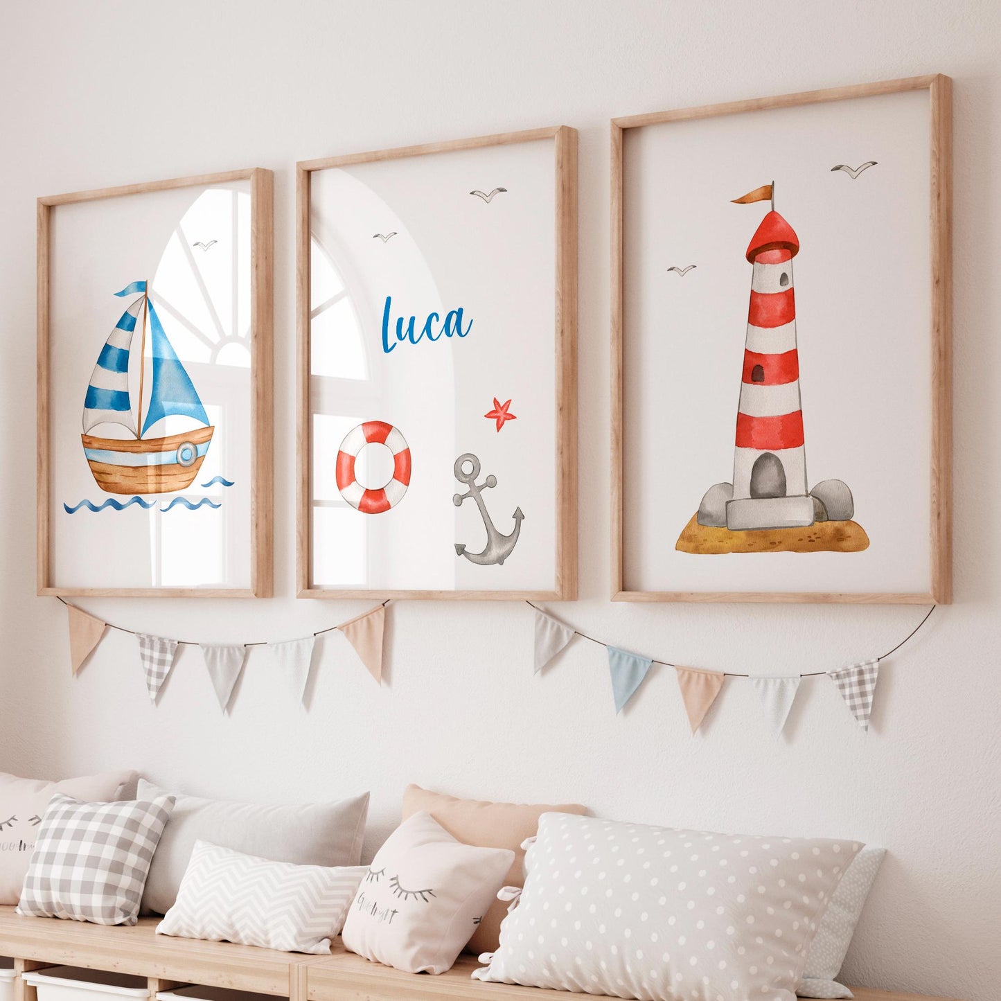Namensposter personalisiert im 3er Set: Segelboot, Leuchtturm und Namenmit maritimen Motiven, ideal für Kinderzimmer-Dekoration.