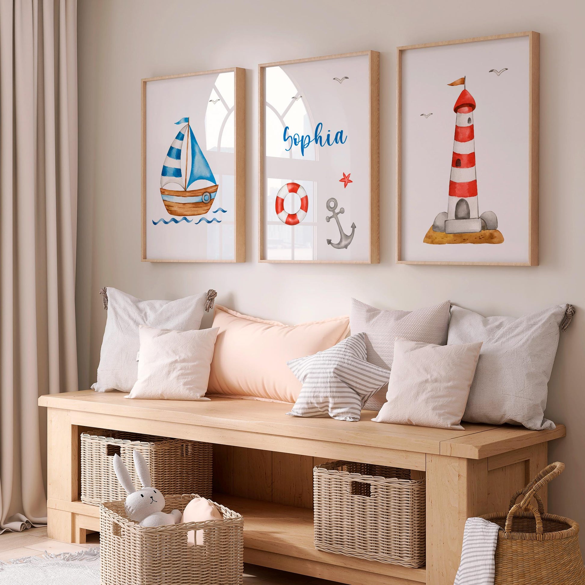 Namensposter personalisiert im 3er Set: Segelboot, Leuchtturm und Name Sophia mit Anker. Ideal für skandinavische Kinderzimmer, inklusive weicher Kissen und Aufbewahrungskörben.