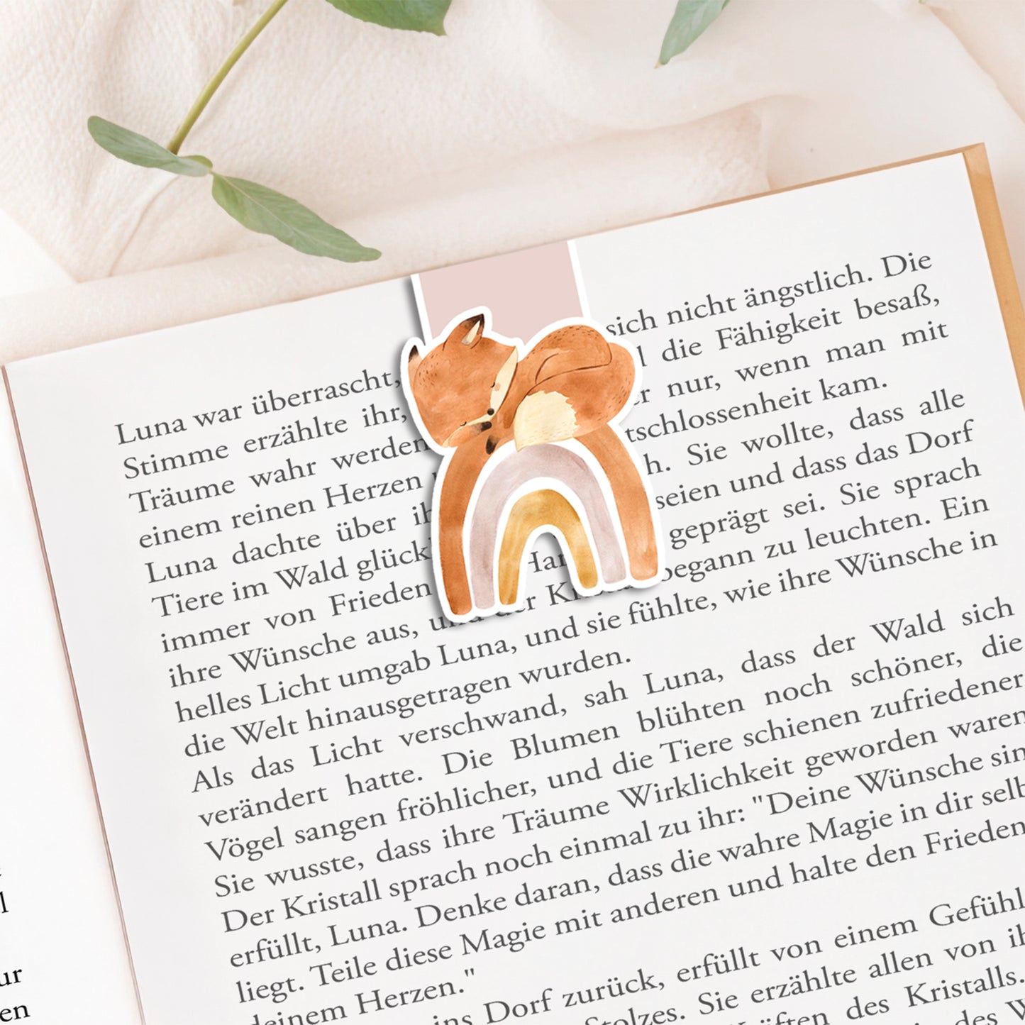 Magnetisches Lesezeichen Fuchs auf einem Buch, zeigt handgemaltes Fuchsmotiv auf hochwertigem Papier mit Vinylschutz, ideal für Buchliebhaber.