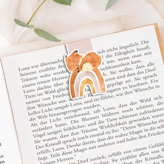 Magnetisches Lesezeichen Fuchs auf einem Buch, zeigt handgemaltes Fuchsmotiv auf hochwertigem Papier mit Vinylschutz, ideal für Buchliebhaber.