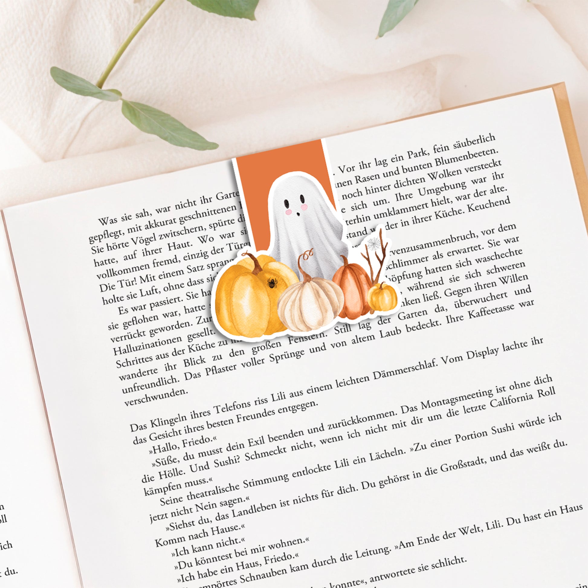 Magnetisches Lesezeichen Halloween mit handgemaltem Motiv von Geist und Kürbissen. Ideal für Buchliebhaber, 6x3,5 cm, robust durch Vinylversiegelung.