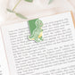 Dino als Lesezeichen im geöffneten Buch
