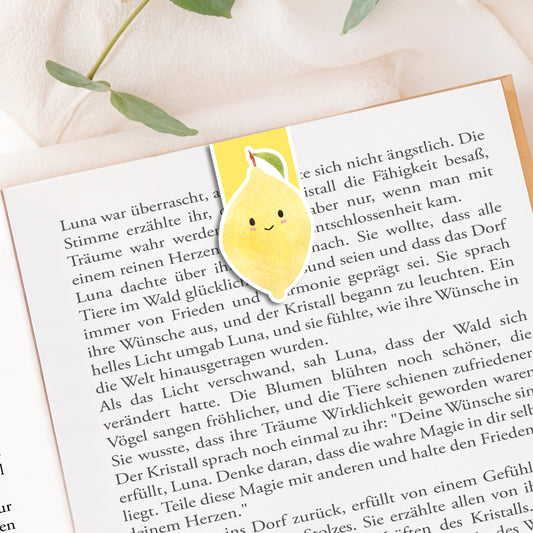 Magnetisches Lesezeichen Zitrone: Handgemaltes, cartoonhaftes Zitronenmotiv aus 200g mattem Papier, mit Vinyl versiegelt. Sicherer Halt durch innenliegende Magnete.