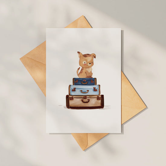 Postkarte Karte Gute Reise Hund A6: süßer, handgemalter Hund auf einem Stapel Koffer. Perfekt für Reisegrüße oder Umzug. Gedruckt auf hochwertigem, stabilem 300g Naturpapier.
