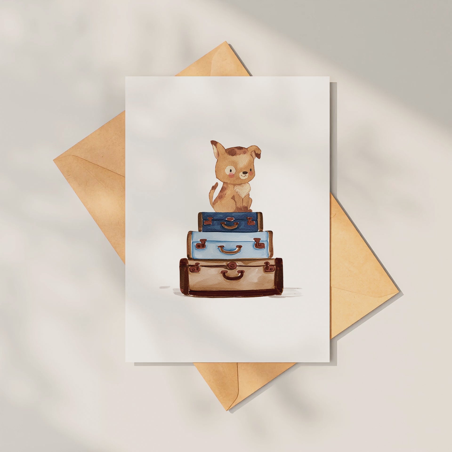 Postkarte Karte Gute Reise Hund A6: süßer, handgemalter Hund auf einem Stapel Koffer. Perfekt für Reisegrüße oder Umzug. Gedruckt auf hochwertigem, stabilem 300g Naturpapier.