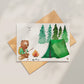 Karte Bär & Camping A6: niedlicher Bär beim Camping mit Zelt und Lagerfeuer, auf hochwertigem, matt bedrucktem Naturpapier.