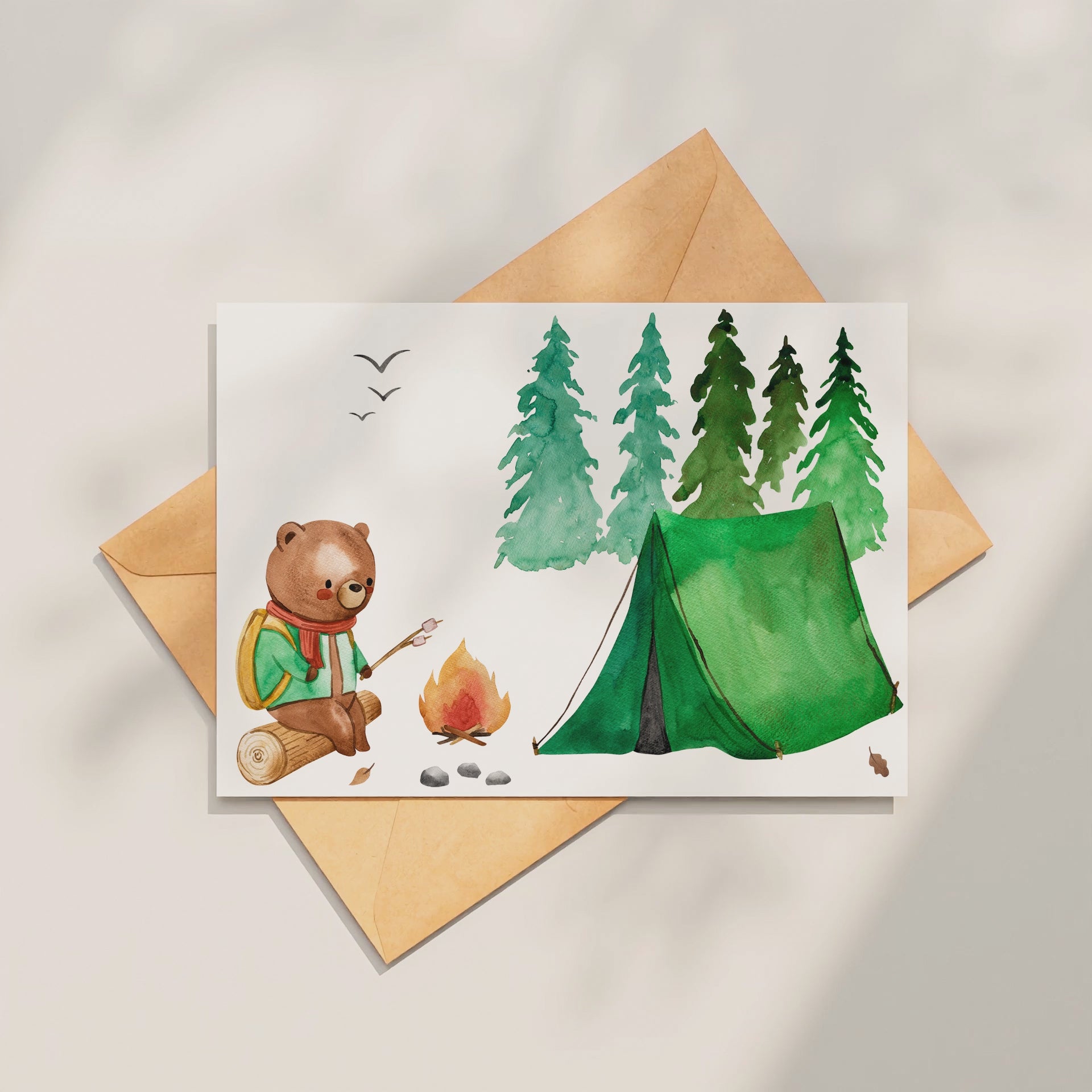 Karte Bär & Camping A6: niedlicher Bär beim Camping mit Zelt und Lagerfeuer, auf hochwertigem, matt bedrucktem Naturpapier.