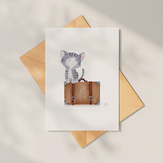 Postkarte Karte Katze & Koffer A6, Katze auf einem Koffer sitzend. Gedruckt auf hochwertigem, mattem 300g Naturpapier, beschreib- und bestempelbar.