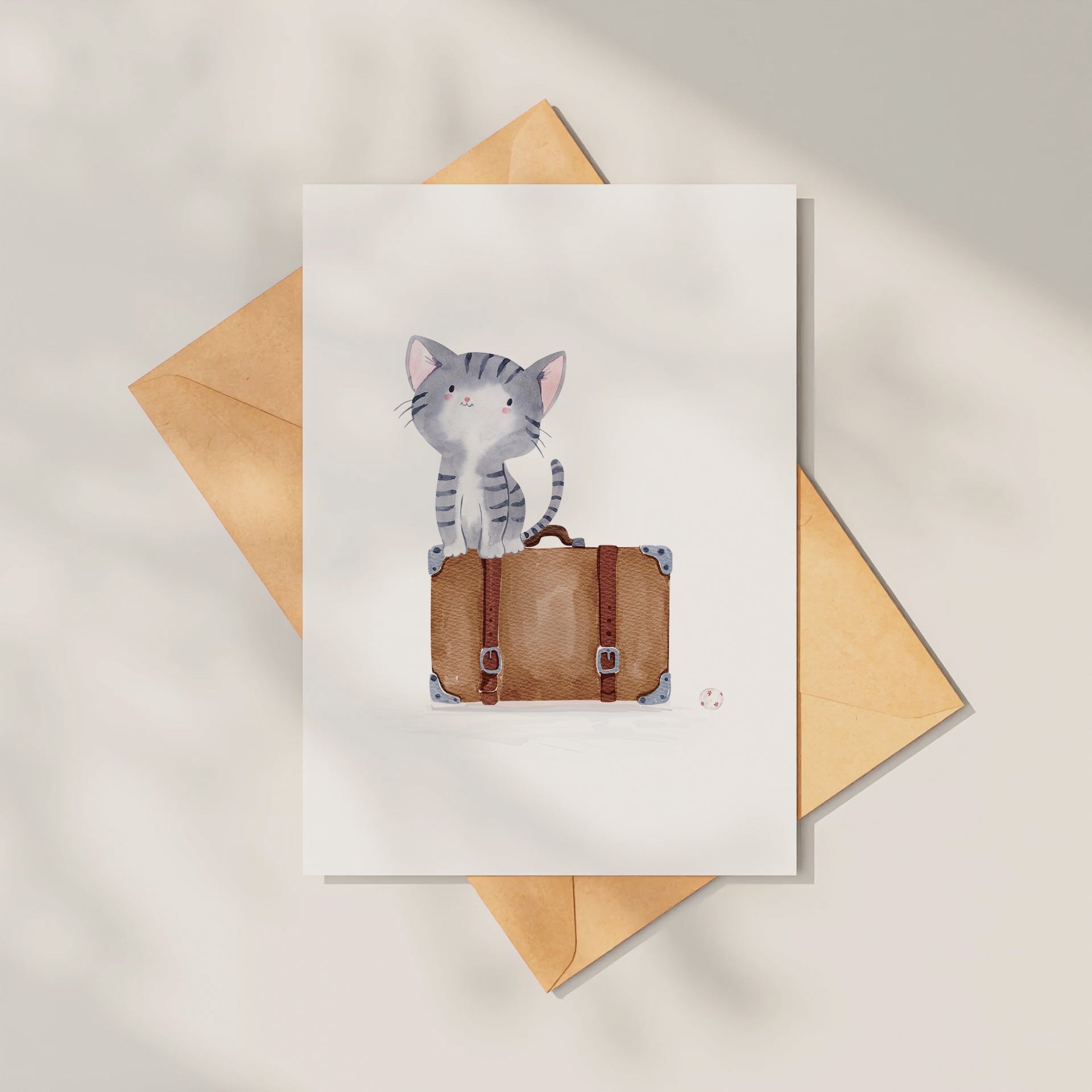 Postkarte Karte Katze & Koffer A6, Katze auf einem Koffer sitzend. Gedruckt auf hochwertigem, mattem 300g Naturpapier, beschreib- und bestempelbar.