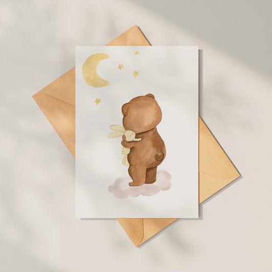 Karte Kleiner Bär & Kuscheltier auf Wolke A6: Bär auf einer Wolke, der ein Kuscheltier hält, auf hochwertigem Naturpapier gedruckt.