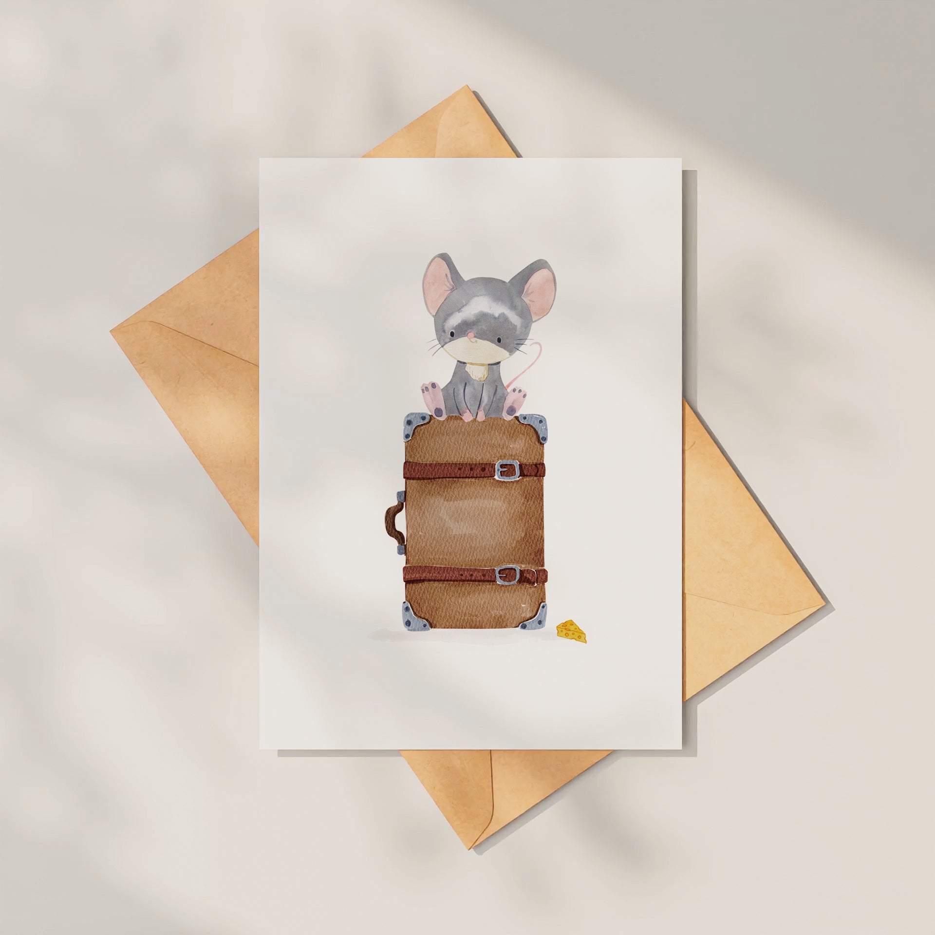 Karte Maus & Koffer A6: Eine liebevoll gestaltete Postkarte mit handgemalter Maus auf einem Koffer, ideal für Reisegrüße oder Umzugswünsche.