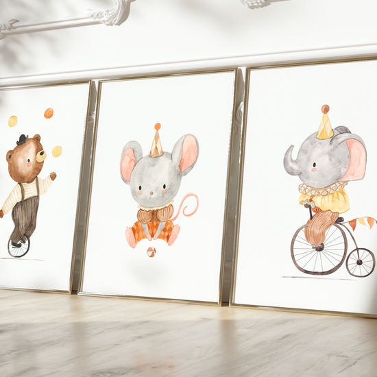 Posterset Zirkus Bär, Elefant, Maus A3 & A4: Drei gerahmte Aquarellbilder eines jonglierenden Bären, eines radfahrenden Elefanten und einer bekleideten Maus für Kinderzimmerdeko.