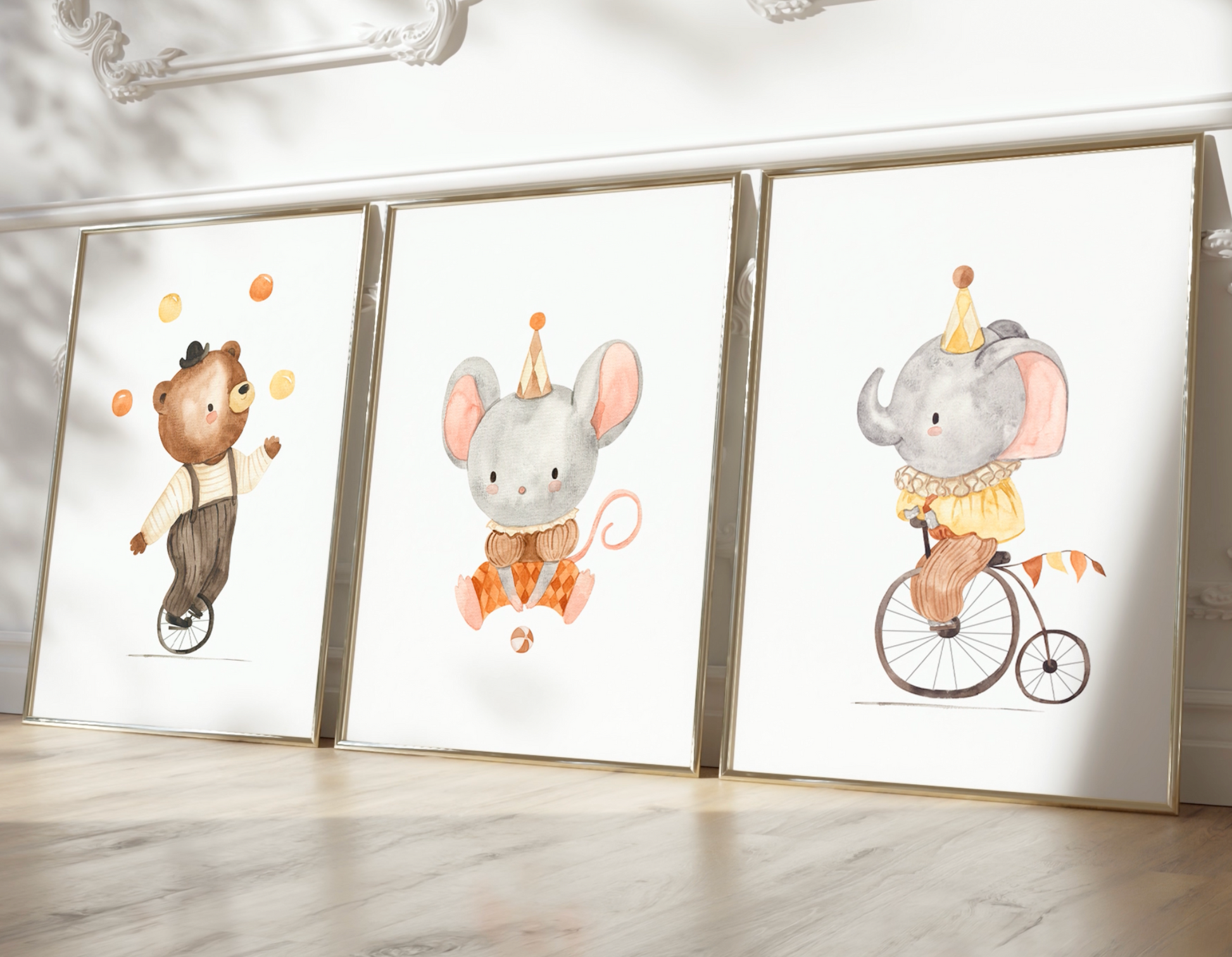 Posterset Zirkus Bär, Elefant, Maus A3 & A4: Drei gerahmte Aquarellbilder eines jonglierenden Bären, eines radfahrenden Elefanten und einer bekleideten Maus für Kinderzimmerdeko.