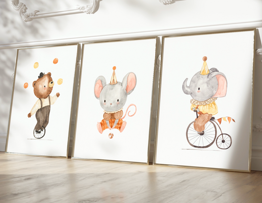 Posterset Zirkus Bär, Elefant, Maus A3 & A4: Drei gerahmte Aquarellbilder eines jonglierenden Bären, eines radfahrenden Elefanten und einer bekleideten Maus für Kinderzimmerdeko.