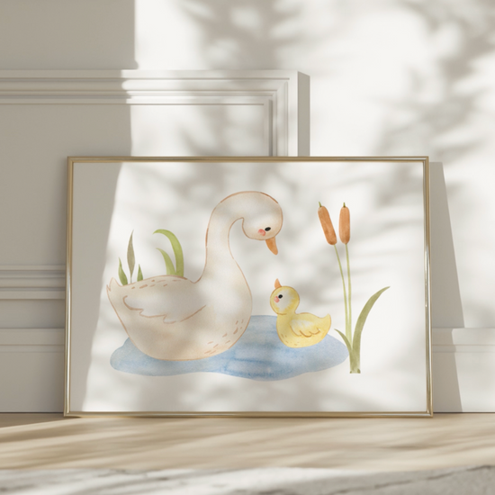 Poster Ententeich A4 & A3: Eine detaillierte Illustration einer Ente mit einem Entenküken, ideal als Kinderzimmerdekoration. Hochwertiger Druck auf 300g Naturpapier, erhältlich in zwei Größen. Video