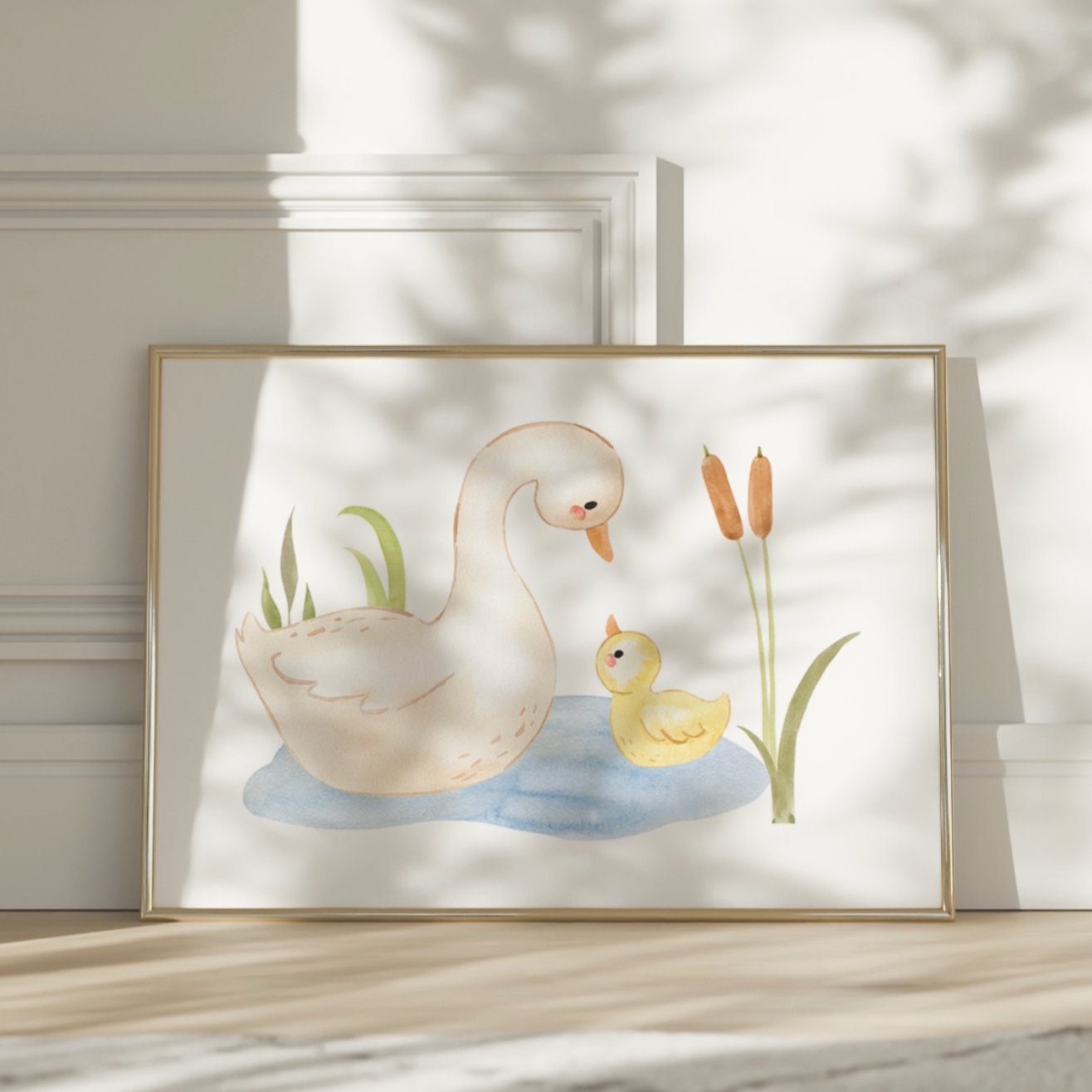 Poster Ententeich A4 & A3: Eine detaillierte Illustration einer Ente mit einem Entenküken, ideal als Kinderzimmerdekoration. Hochwertiger Druck auf 300g Naturpapier, erhältlich in zwei Größen. Video