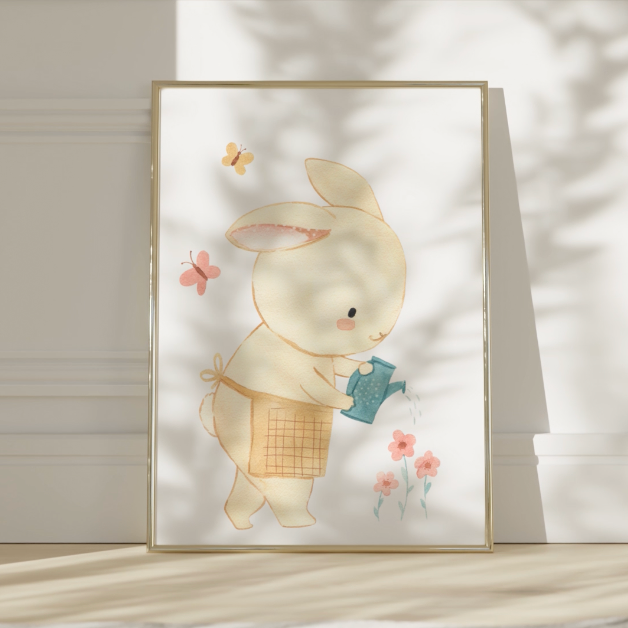 Poster Hase im Garten A4 & A3: Aquarell Hase gießt Blumen. Perfekt als fröhliche Kinderzimmerdeko oder Geschenk, auf hochwertigem Naturpapier gedruckt. Video
